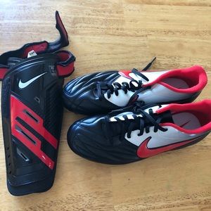 Men’s/boys size 8 soccer cleat w shim pads